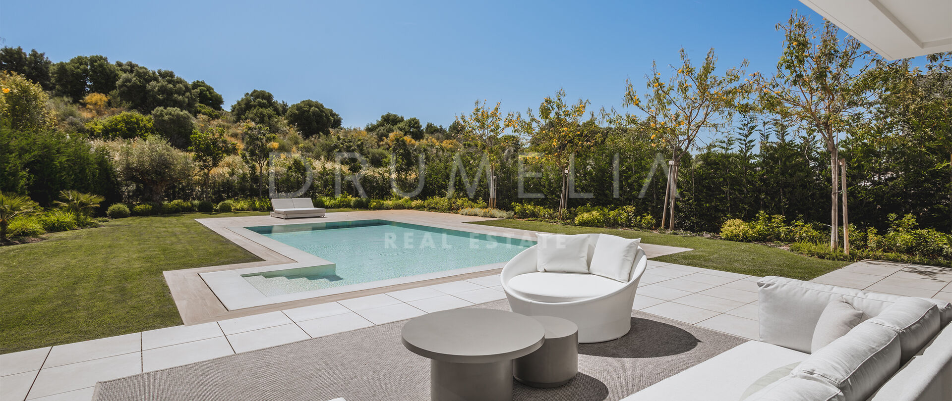 Contemporary villa with pool in El Paraíso, New Golden Mile