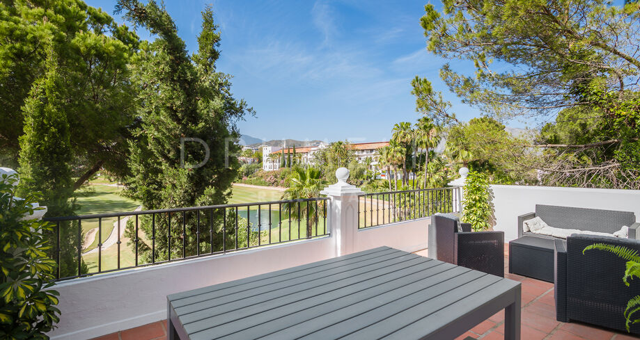 Radshus i främsta golf-läge med solarium i La Quinta, Benahavís