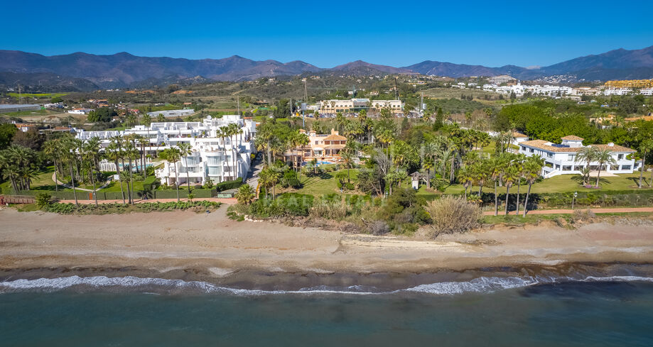 Frontline beach villa with guest apartment in Hacienda Beach, Estepona