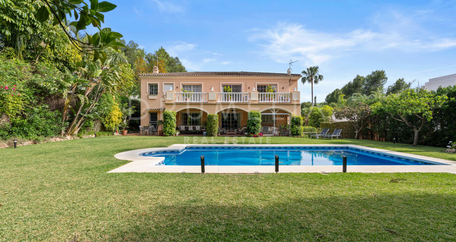 Charmante Villa Andalouse de 5 Chambres avec Piscine Privée à Atalaya Río Verde, Marbella