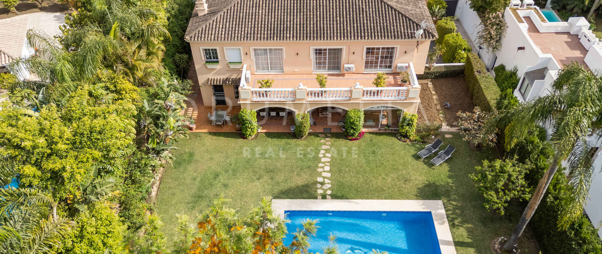 Charmante Villa Andalouse de 5 Chambres avec Piscine Privée à Atalaya Río Verde, Marbella