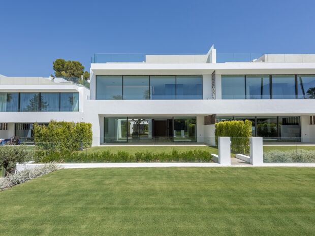 Samtida Villa med Rooftop Pool och Utomhusbiograf i Vilas 6, Atalaya Río Verde, Nueva Andalucía