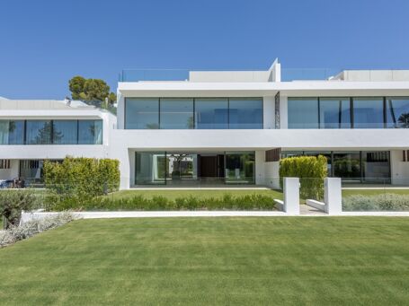 Villa Contemporaine avec Piscine sur Toit-Terrasse et Cinéma en Plein Air à Vilas 6, Atalaya Río Verde, Nueva Andalucía