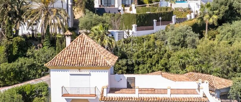 Вилла с Видом на Море и Большим Потенциалом для Реновации в Rocío de Nagüeles, Marbella Golden Mile