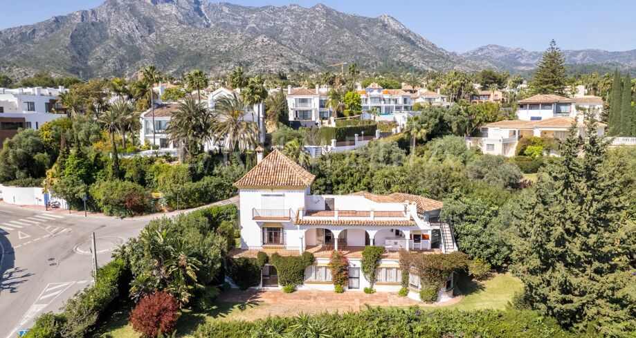 Вилла с Видом на Море и Большим Потенциалом для Реновации в Rocío de Nagüeles, Marbella Golden Mile
