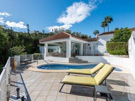 Charmante Cottage-Villa met Privézwembad in Puerto del Almendro, Benahavís