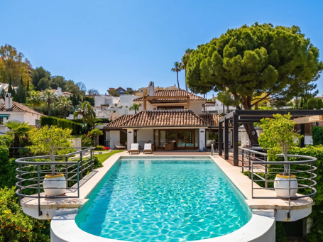 Villa en Primera Línea de Golf con Acceso Privado al Royal Las Brisas en Nueva Andalucía, Marbella