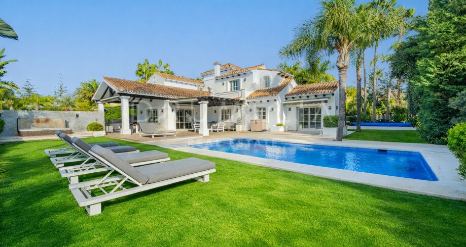 Klassicheskaya villa na pervoy linii golf-polya Los Naranjos, Nueva Andalucía