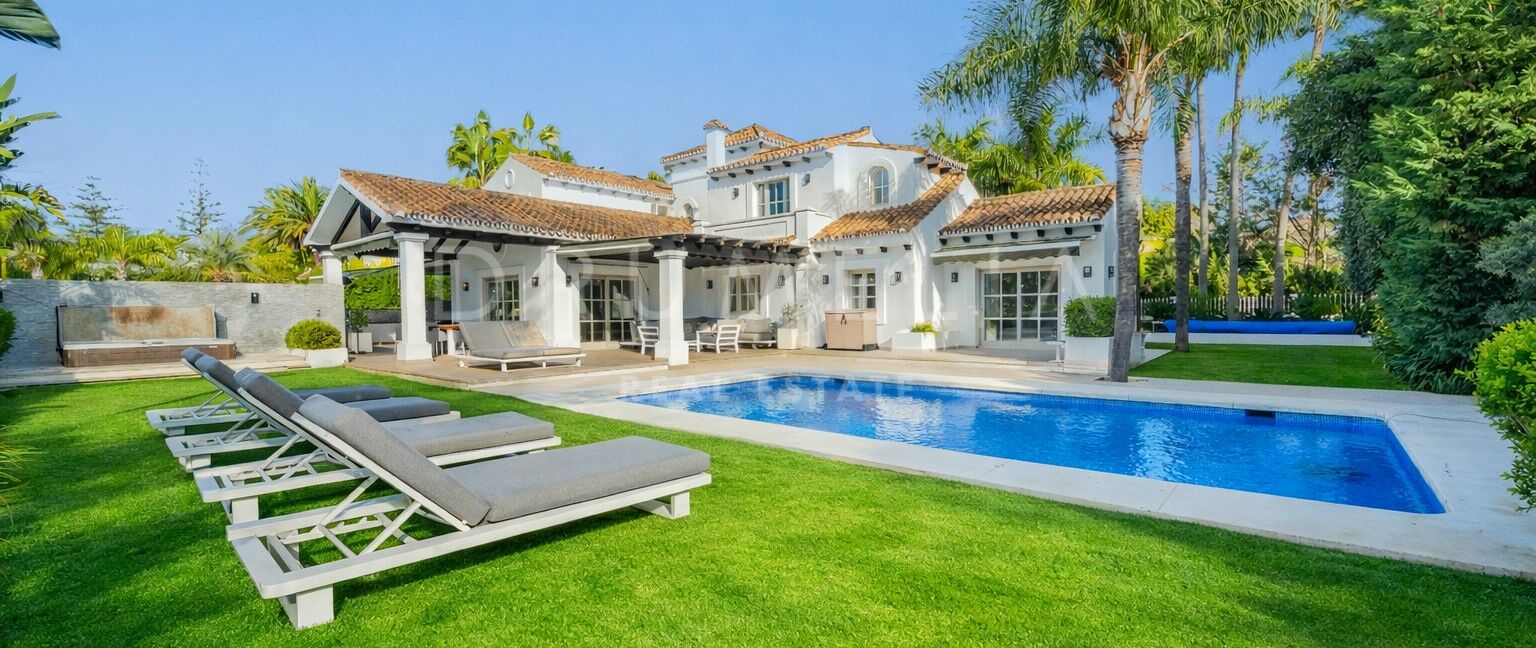 Villa classique en première ligne de golf à Los Naranjos, Nueva Andalucía