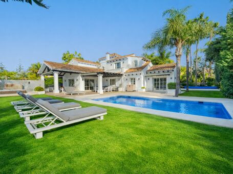 Villa classique en première ligne de golf à Los Naranjos, Nueva Andalucía