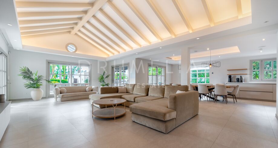 Klassicheskaya villa na pervoy linii golf-polya Los Naranjos, Nueva Andalucía