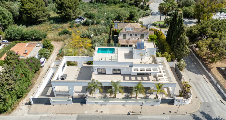 Exklusiv Villa med Restaurang och Potential för Boutiquehotell i Golden Beach, Marbella