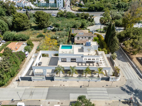 Ekskluzywna Willa z Restauracją i Potencjałem na Hotel Butikowy w Golden Beach, Marbella