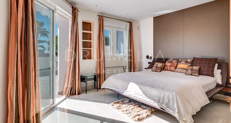 Eksklusiv Renovert Villa med Maksimal Sikkerhet 300 Meter fra Stranden i Marbesa, Øst-Marbella