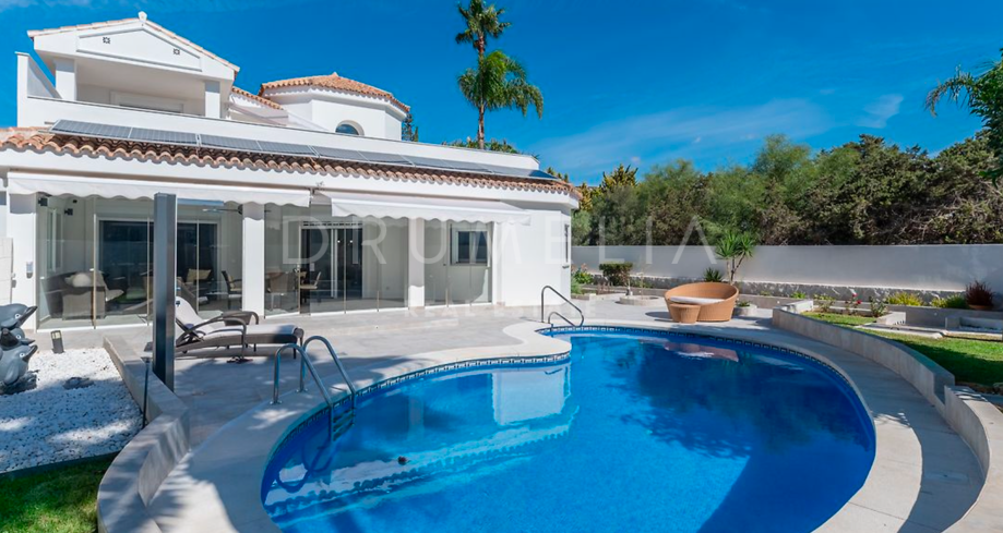 Eksklusiv Renovert Villa med Maksimal Sikkerhet 300 Meter fra Stranden i Marbesa, Øst-Marbella