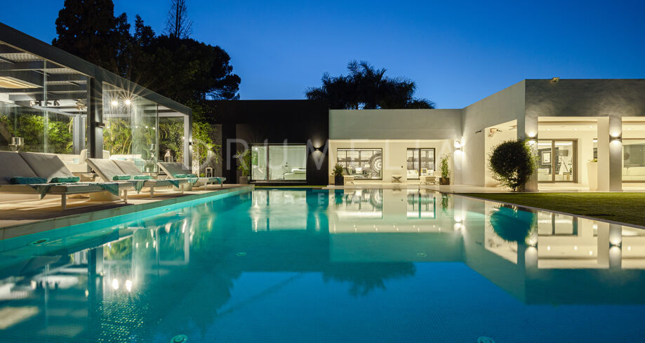 Villa til Salgs i Las Brisas, Nueva Andalucia, Sju-soveromssvilla med Utsikt over Golf og La Concha