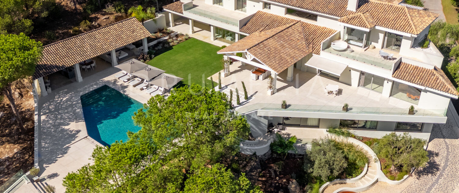 Villa til Salgs i Almenara, Sotogrande Alto, Sju-soveromssvilla med Panoramautsikt over Hav og Golf