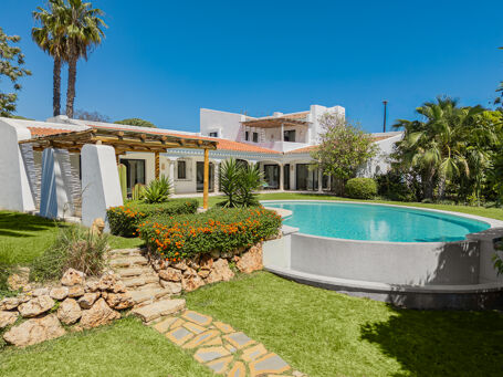 Andalusian villa with guest house near the beach, Guadalmina Baja