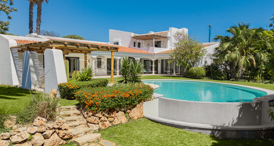 Andalusian villa with guest house near the beach, Guadalmina Baja