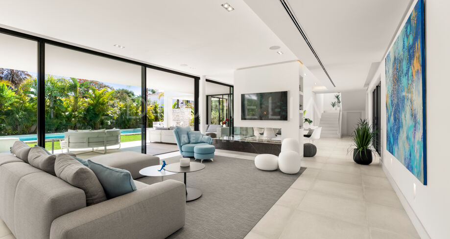 Contemporary standalone villa with pool in Estepona East