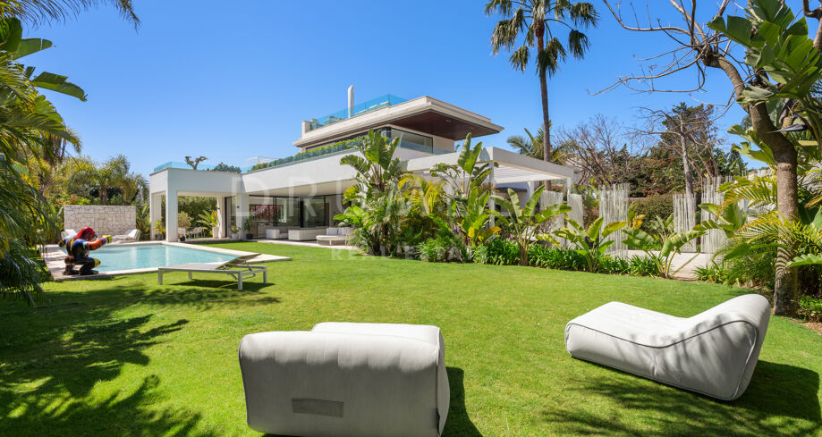 Modern fristående villa med pool i Guadalmina Baja