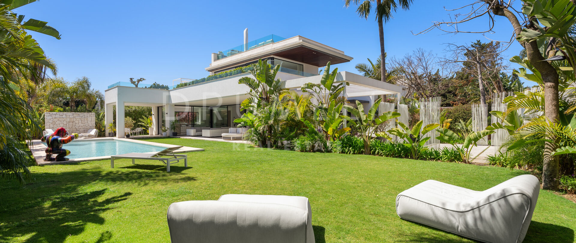 Villa contemporánea independiente con piscina en Guadalmina Baja