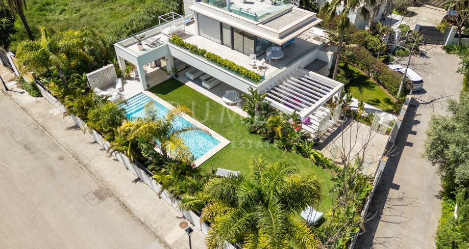 Contemporary standalone villa with pool in Estepona East