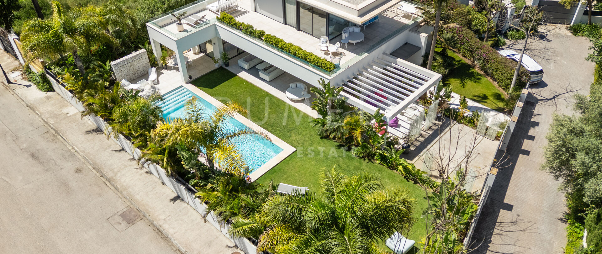 Samtida fristående villa med pool i Estepona Öst