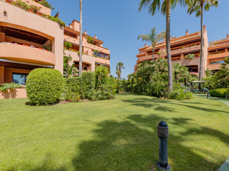 Elegant Ground Floor Apartment with Private Garden