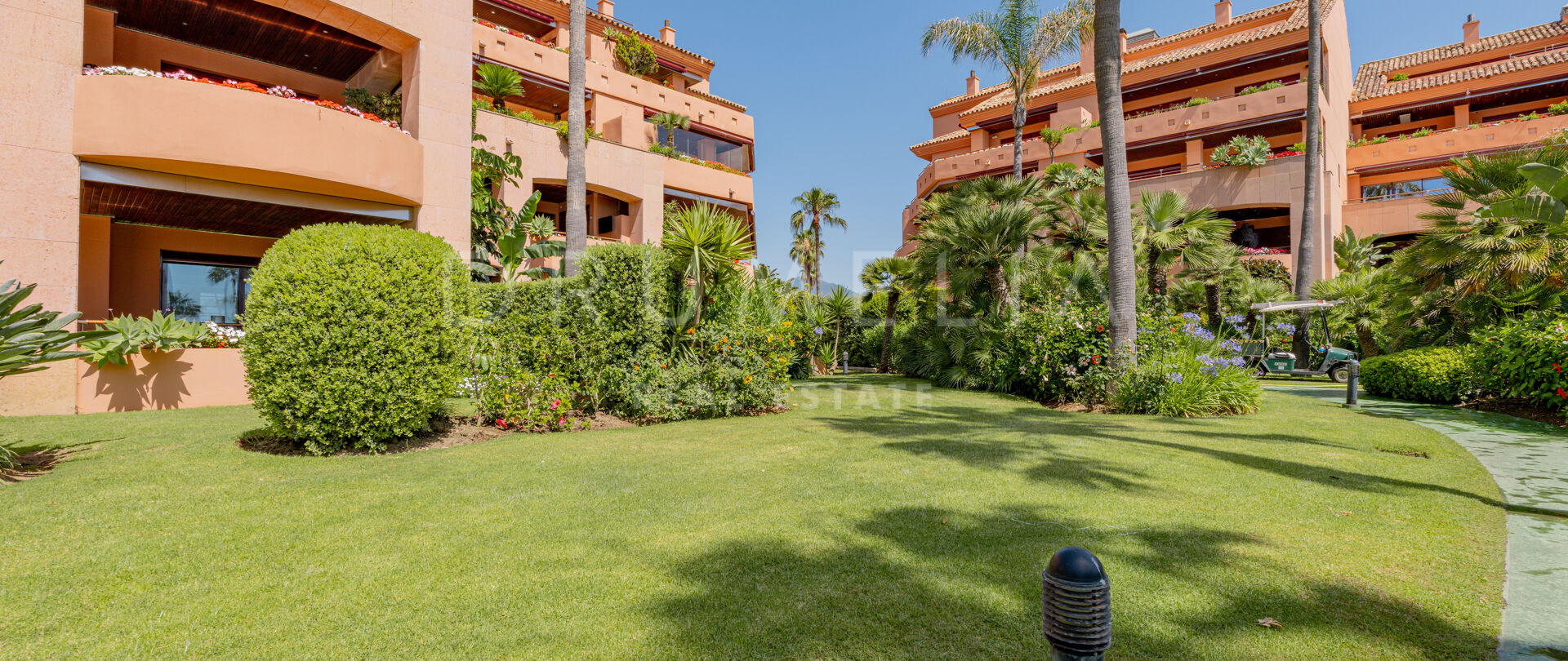 Elegant Ground Floor Apartment with Private Garden