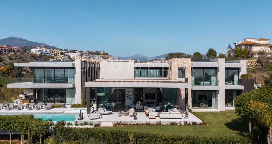 Impresionante villa moderna de lujo, a estrenar, con vistas panorámicas al mar en The Hills, La Quinta, Benahavís