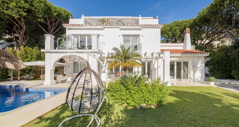 Renovated beachside villa in Marbesa, Marbella East