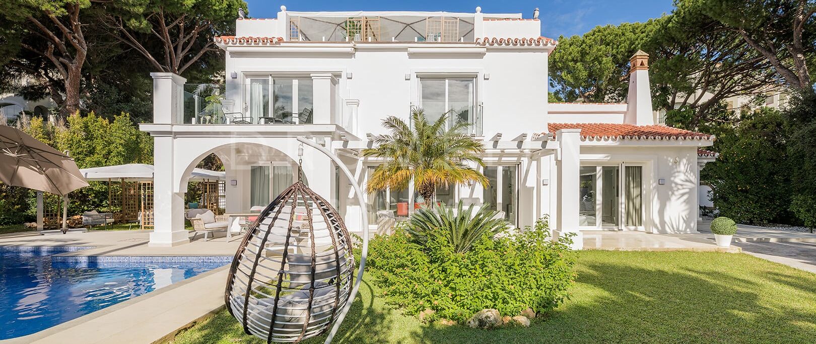 Villa reformada junto a la playa en Marbesa, Marbella Este