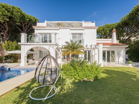 Villa reformada junto a la playa en Marbesa, Marbella Este