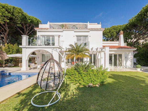 Villa reformada junto a la playa en Marbesa, Marbella Este