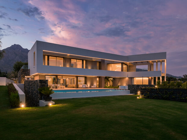 Zeitgenössische Villa mit Meerblick in Altos de Puente Romano