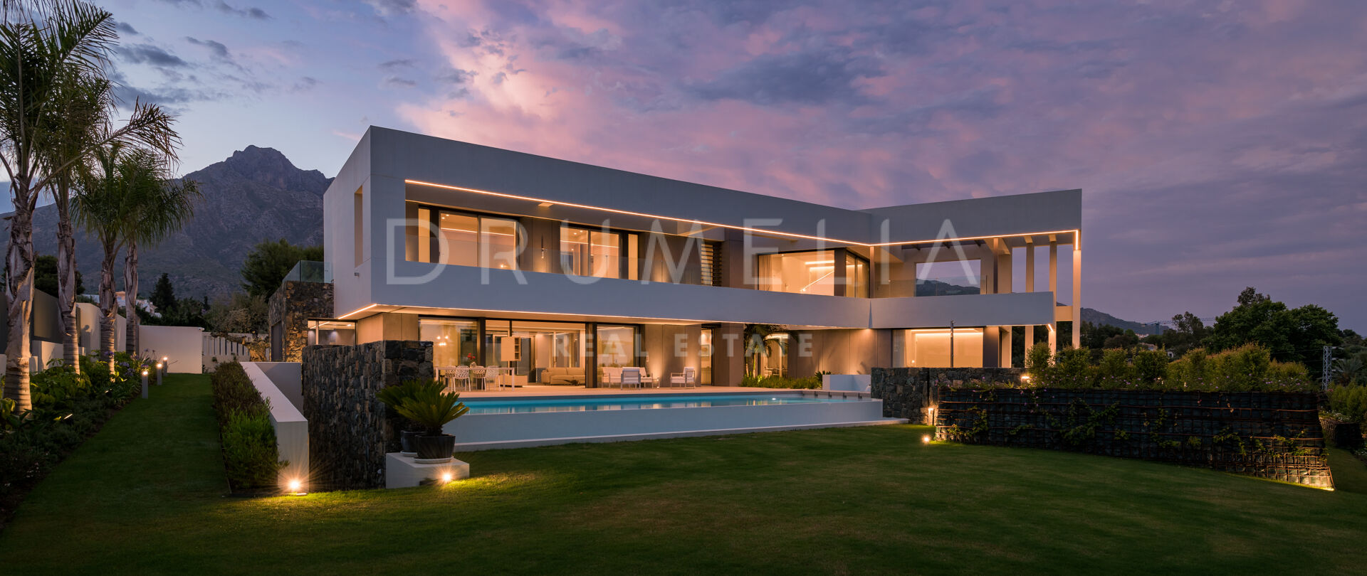 Contemporary villa with sea views in Altos de Puente Romano