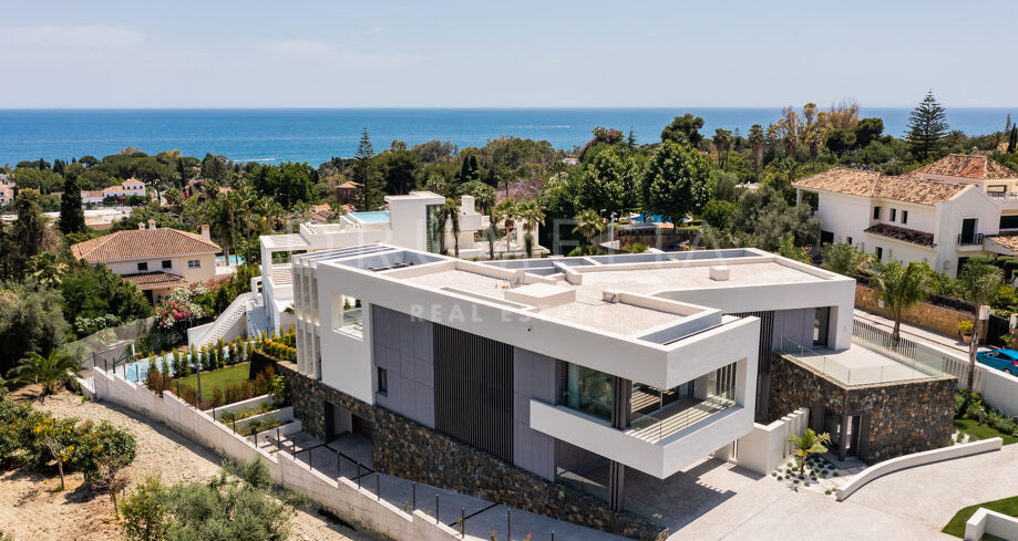 Contemporary villa with sea views in Altos de Puente Romano
