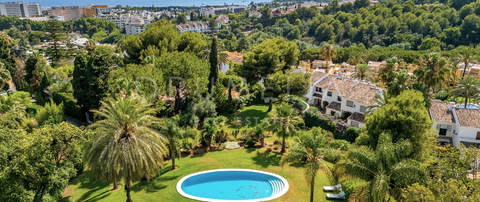 Traditional Andalusian Villa on an Exceptional Plot with Sea Views and Development Potential
