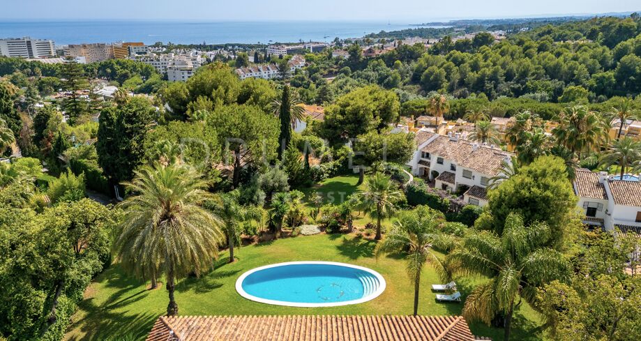 Traditional Andalusian Villa on an Exceptional Plot with Sea Views and Development Potential