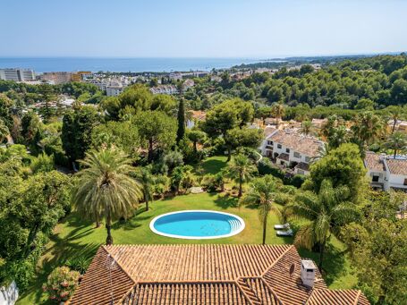 Traditionelle Andalusische Villa auf außergewöhnlichem Grundstück mit Meerblick und Entwicklungspotenzial
