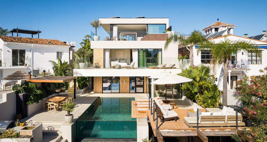 Renovated Contemporary Villa with Panoramic Sea Views in Nueva Andalucía