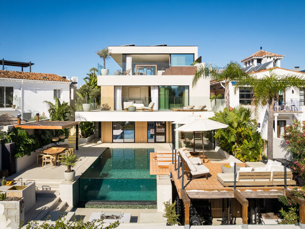 Renoverad modern villa med panoramautsikt över havet i Nueva Andalucía