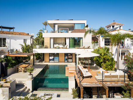 Renovated Contemporary Villa with Panoramic Sea Views in Nueva Andalucía