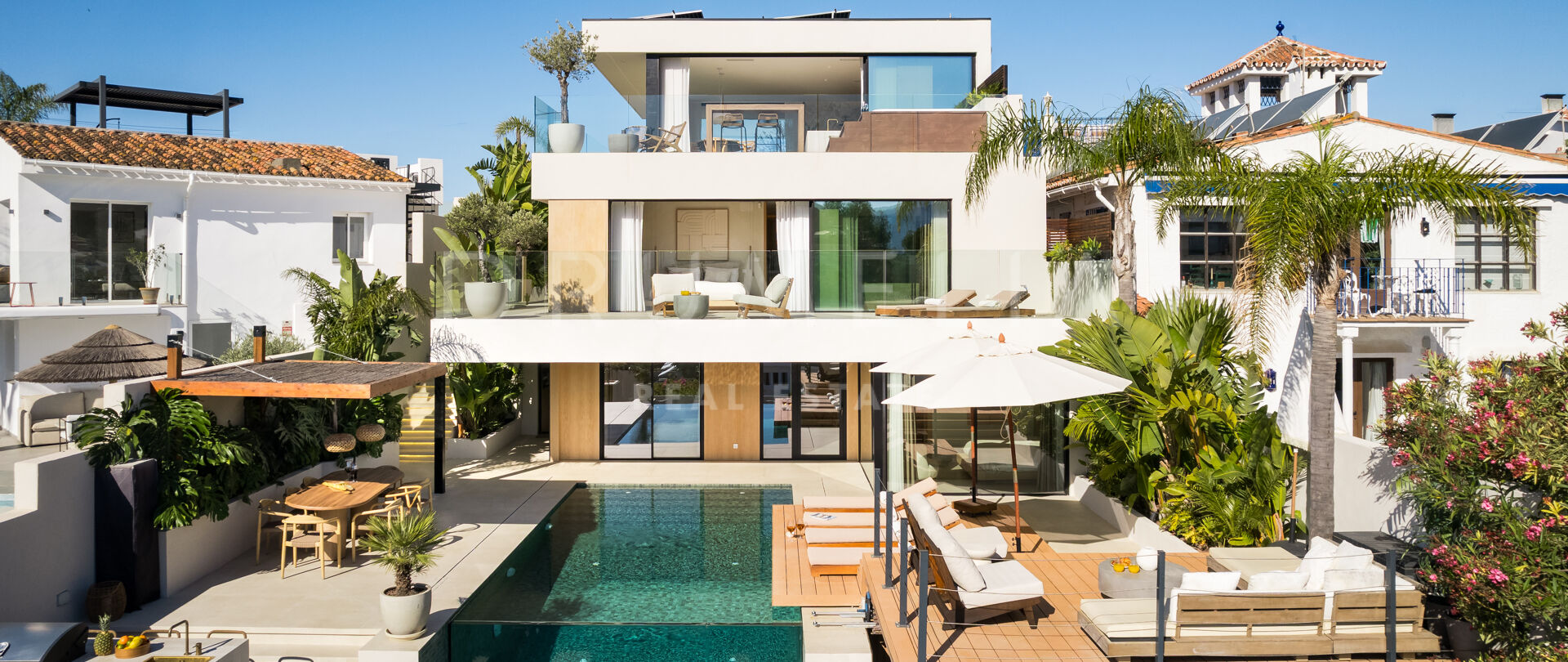 Renovated Contemporary Villa with Panoramic Sea Views in Nueva Andalucía