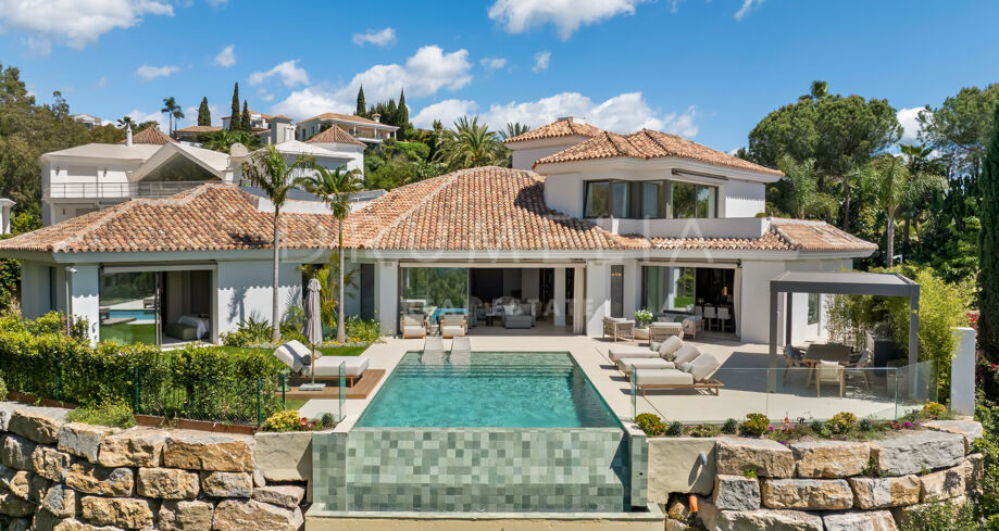 Luxe villa in El Herrojo met zeezicht en een privéspa