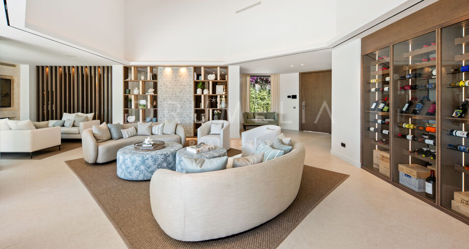 Luxe villa in El Herrojo met zeezicht en een privéspa
