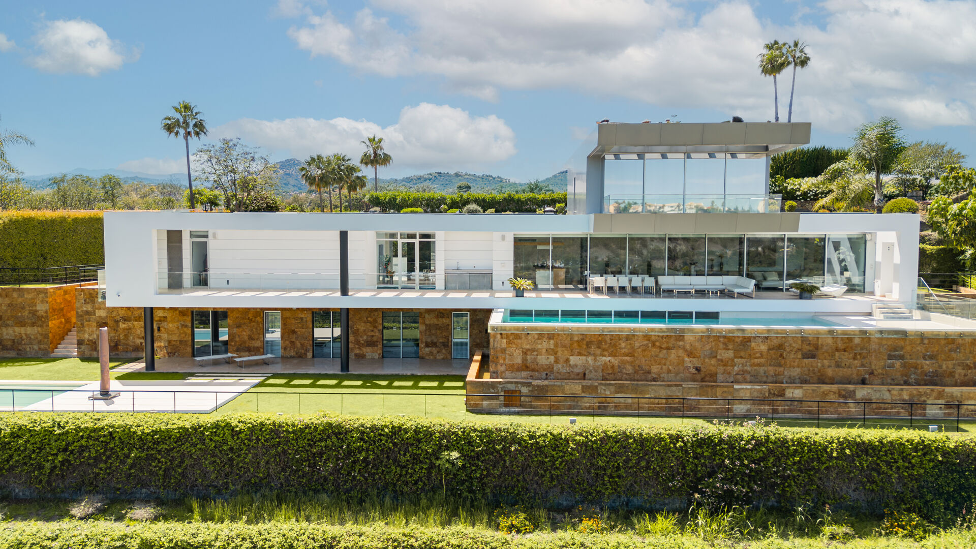 Villa Kasia - Modern villa till salu med panoramautsikt över hav och berg i Los Arqueros, Benahavís