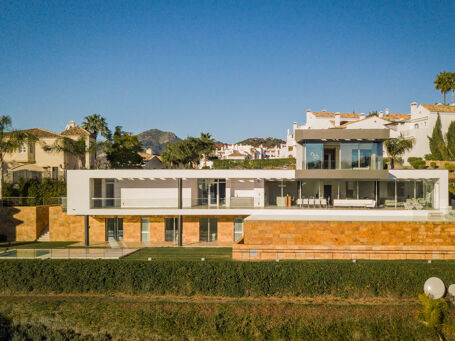 Villa Kasia - Contemporary Villa with Panoramic Sea and Mountain Views for Sale in Los Arqueros, Benahavís