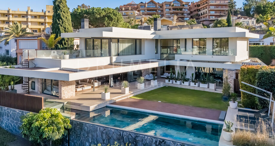 Contemporary frontline golf villa with panoramic views in Los Naranjos, Nueva Andalucía